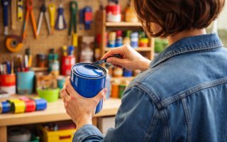 personne-atelier-bricolage-pot-peinture