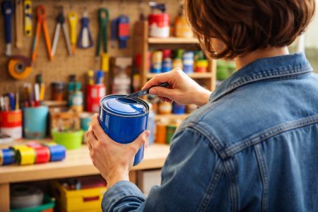 personne-atelier-bricolage-pot-peinture