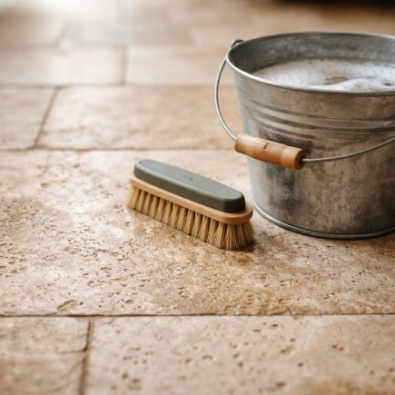 sol-travertin-seau-brosse