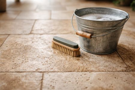sol-travertin-seau-brosse
