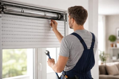 personne-outils-volet-roulant-piece