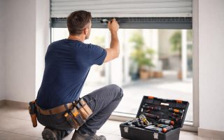 homme-inspecte-volet-outils